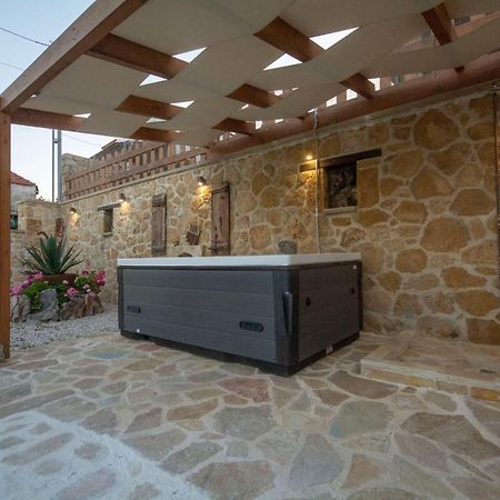 Pamelas House With Jacuzzi กิสเซมอส ภายนอก รูปภาพ