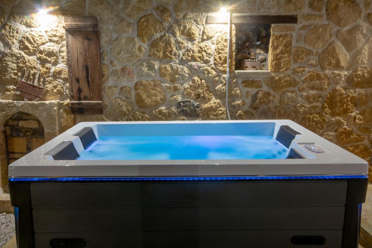 Pamelas House With Jacuzzi กิสเซมอส ภายนอก รูปภาพ