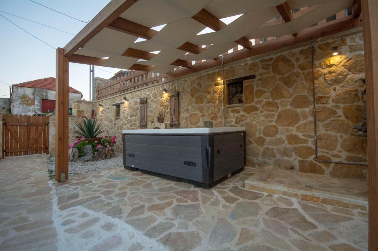 Pamelas House With Jacuzzi กิสเซมอส ภายนอก รูปภาพ