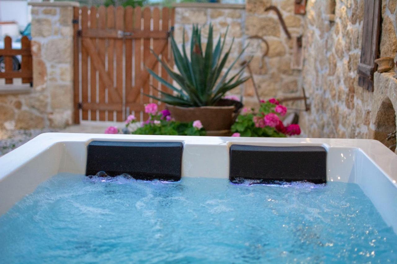 Pamelas House With Jacuzzi กิสเซมอส ภายนอก รูปภาพ