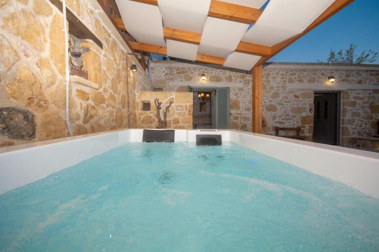 Pamelas House With Jacuzzi กิสเซมอส ภายนอก รูปภาพ