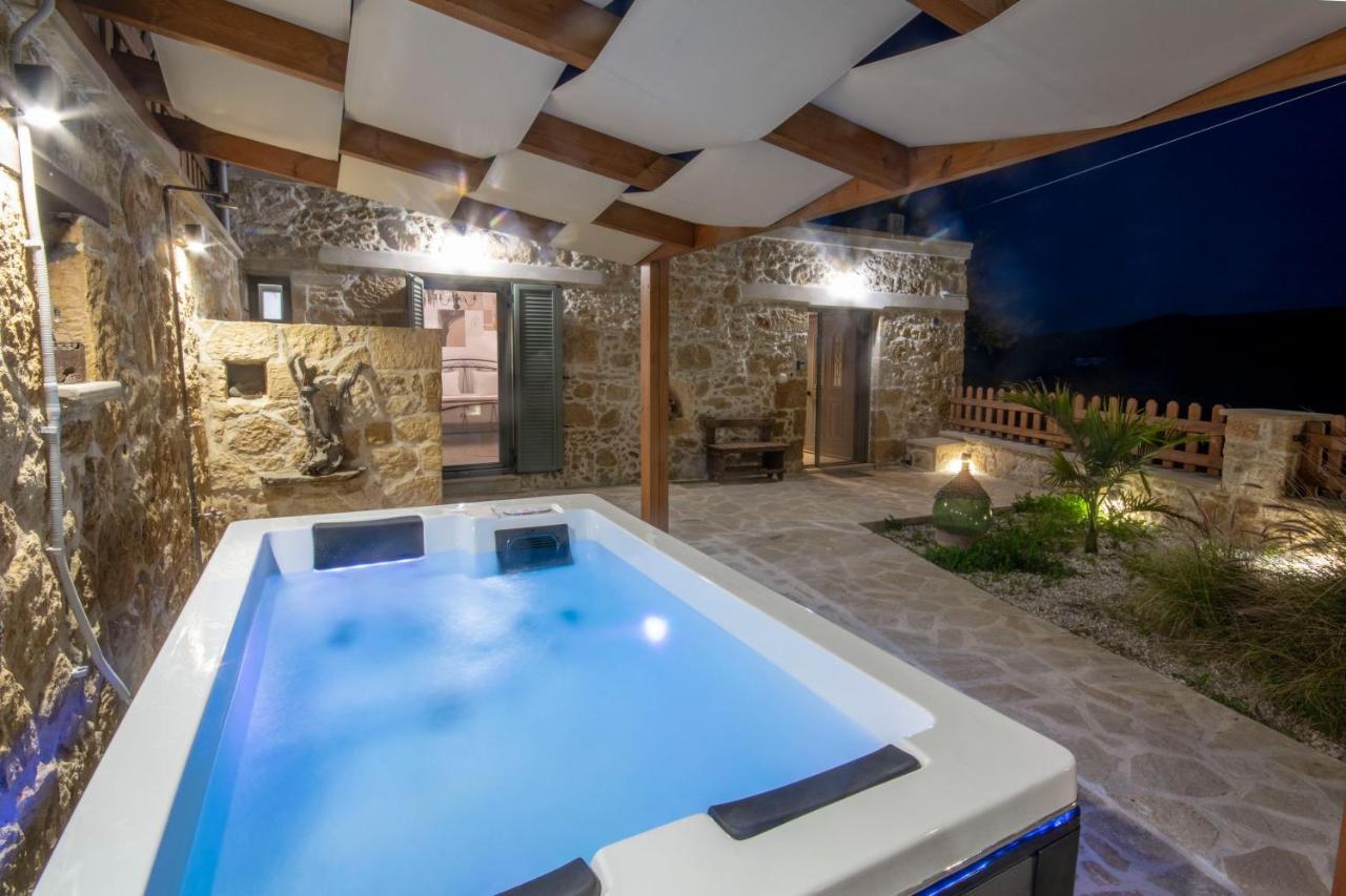 Pamelas House With Jacuzzi กิสเซมอส ภายนอก รูปภาพ