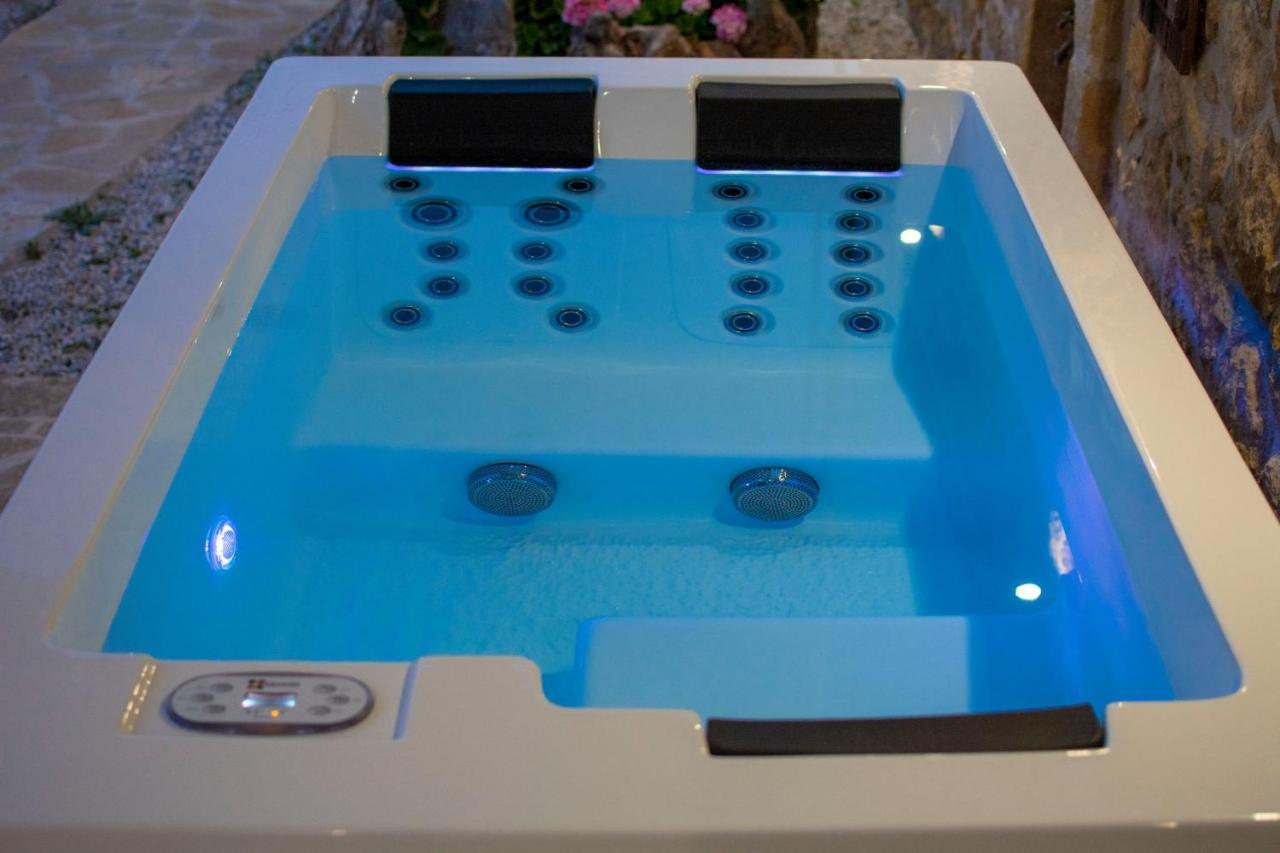 Pamelas House With Jacuzzi กิสเซมอส ภายนอก รูปภาพ